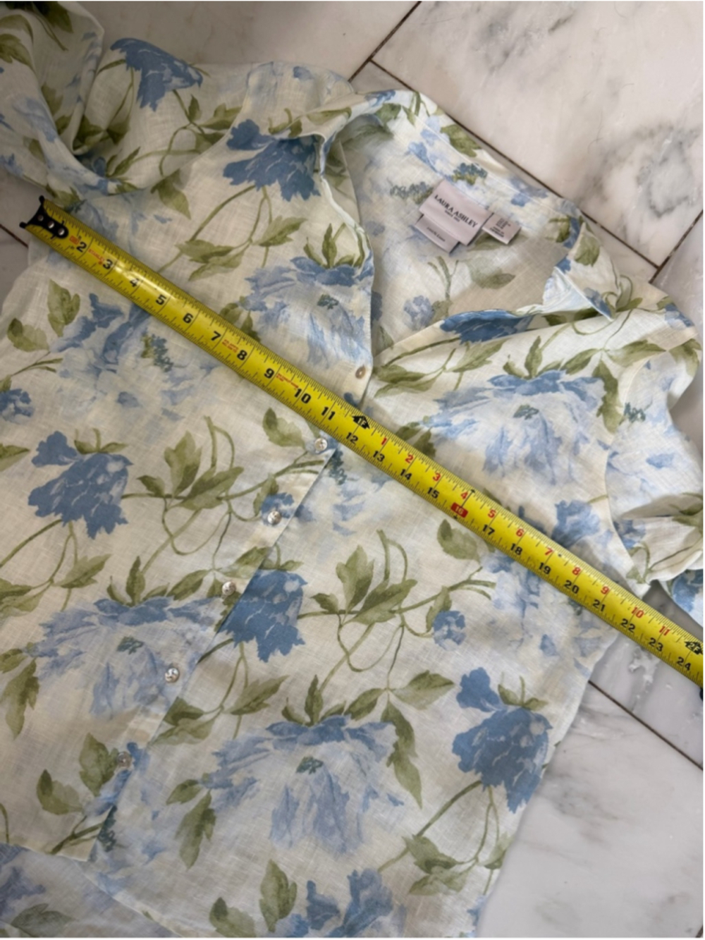 Laura Ashley Women’s Size Medium 100% linen blue floral printed button up blouse - Picture 5 of 6